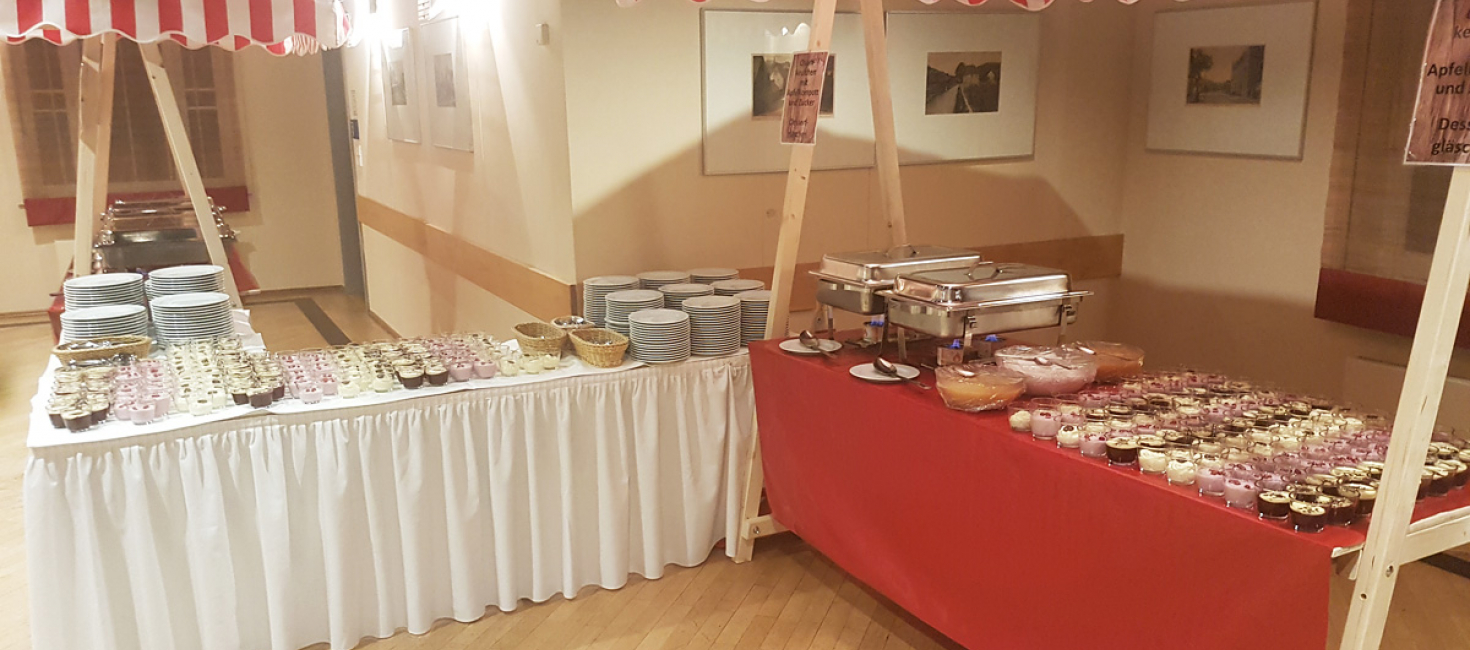 Stände mit Speiseangeboten