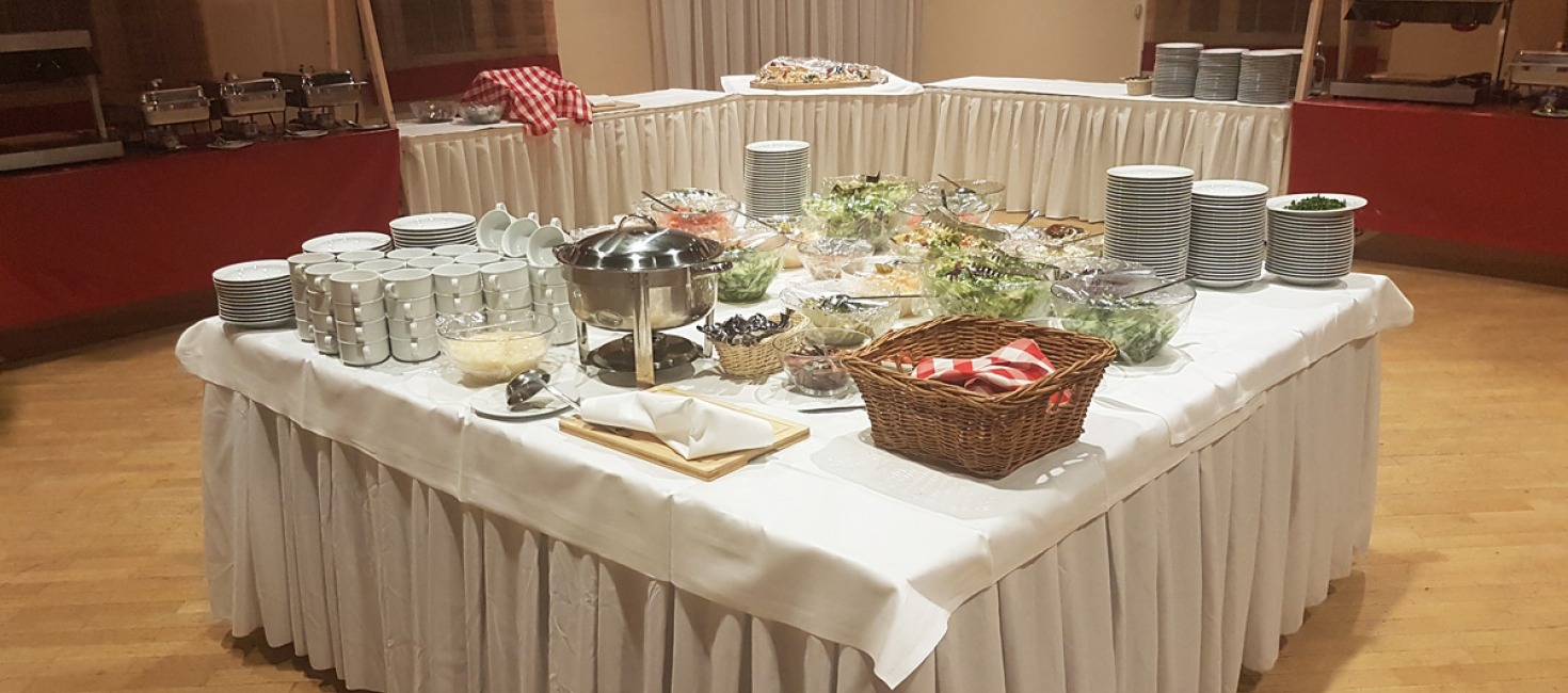 Tisch mit Tellern und Besteck