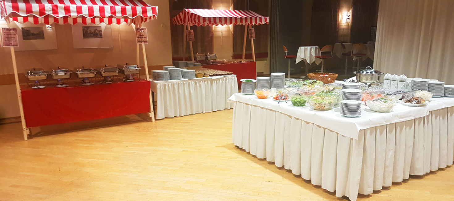 Stände mit Speiseangeboten