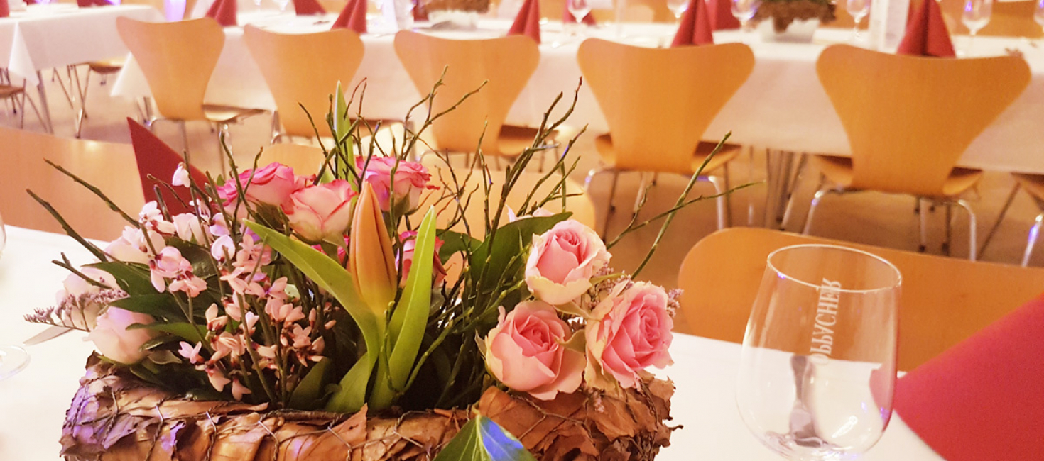 Blumendekoration auf Tisch