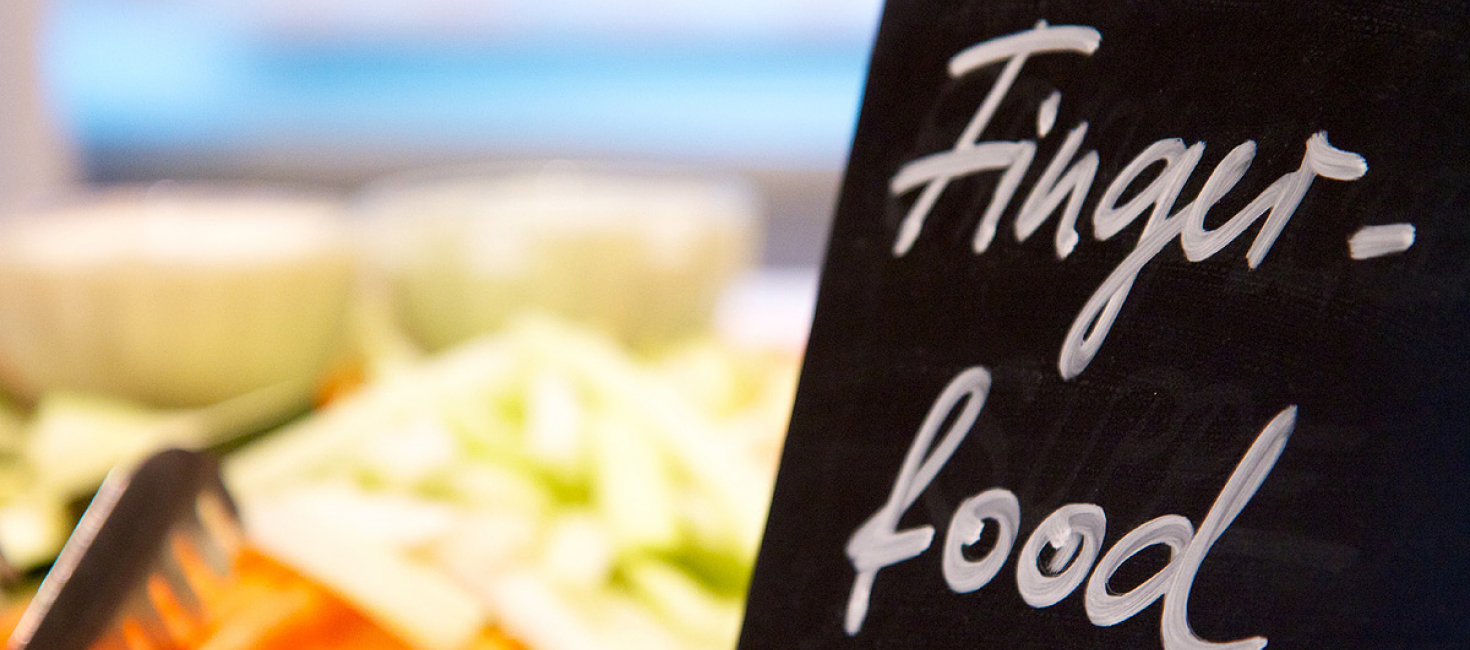Schild mit Finger Food Auswahl