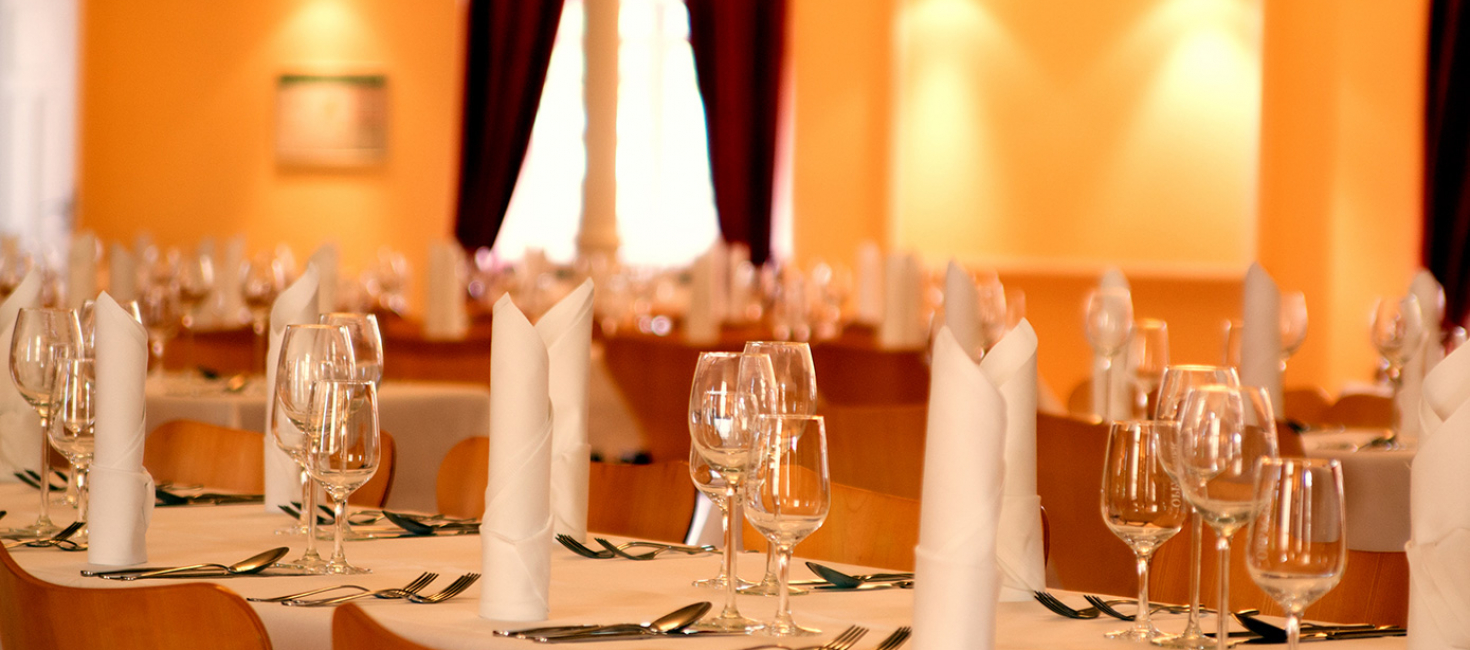 Ballsaal Börse mit eingedeckten Tischen